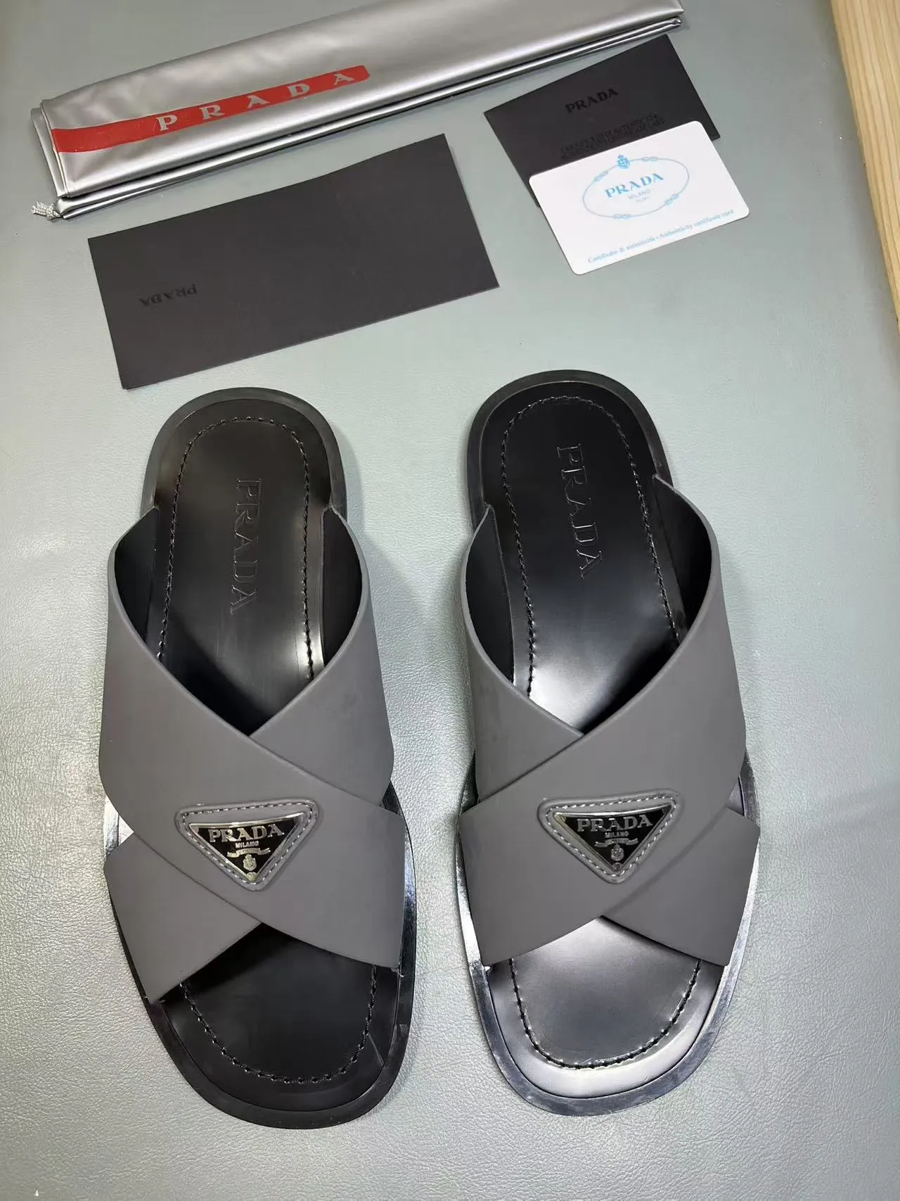 340💰PRADA Prada’s latest slippers are synchronized with the official website. This slipper is made of the brand’s unique and iconic Saffiano leather. The brand logo jumps out from the double straps, and the brand style is clearly visible. Cowhide gives men elegant charm and functional design, making it an ideal choice for vacation and leisure. Size:38-45